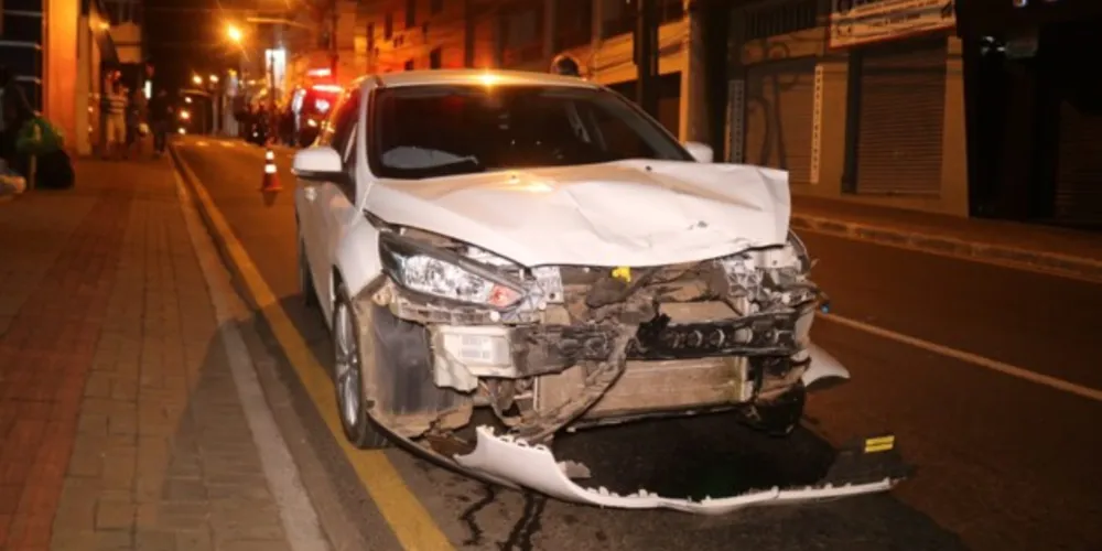 Acidente no centro de PG deixa motociclista gravemente ferido