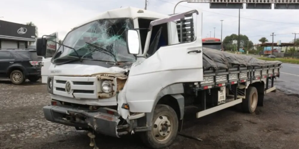 Acidente ocorreu neste sábado e um dos motoristas ficou ferido