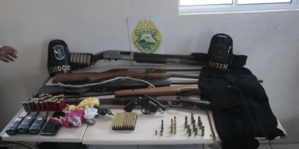 Além das armas, policiais militares apreenderam rádios transmissores, celulares, munição, dinheiro e drogas
