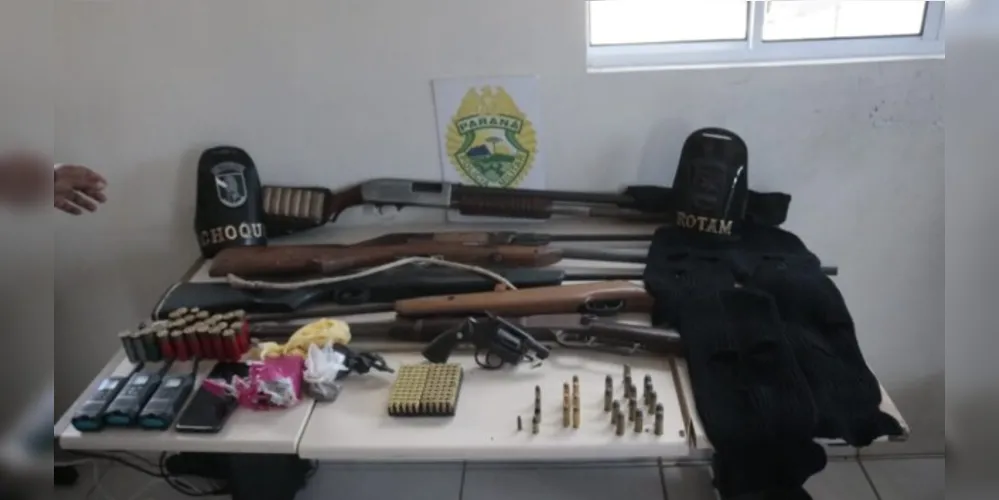 Além das armas, policiais militares apreenderam rádios transmissores, celulares, munição, dinheiro e drogas