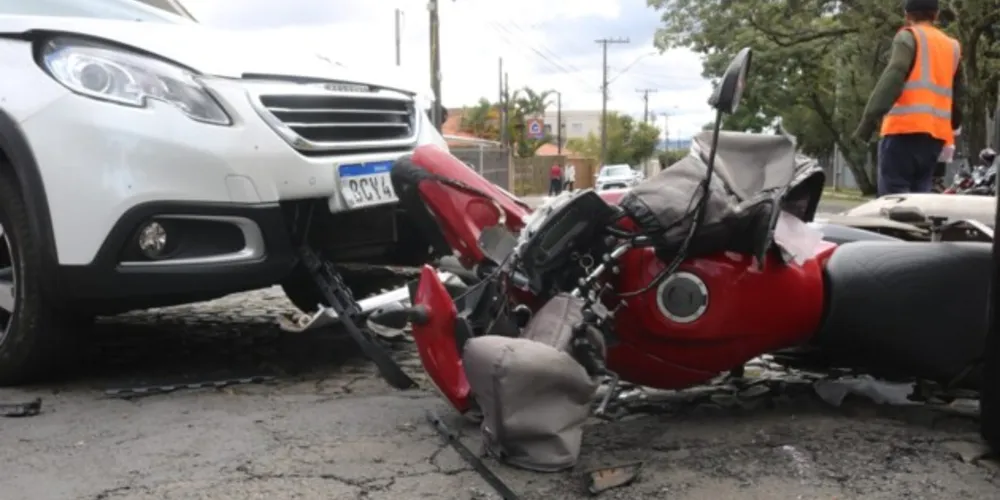 Batida ocorreu na esquina entre as ruas Horácio Mendes e Ernani Batista Rosas, na região do Jardim Carvalho