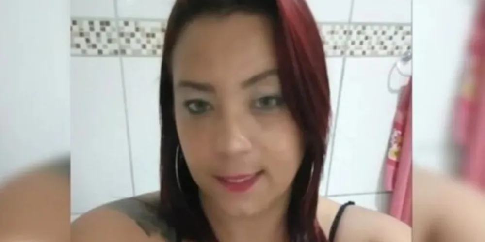 Namorado jogou veneno e água fervente, no ouvido a jovem enquanto ela dormia