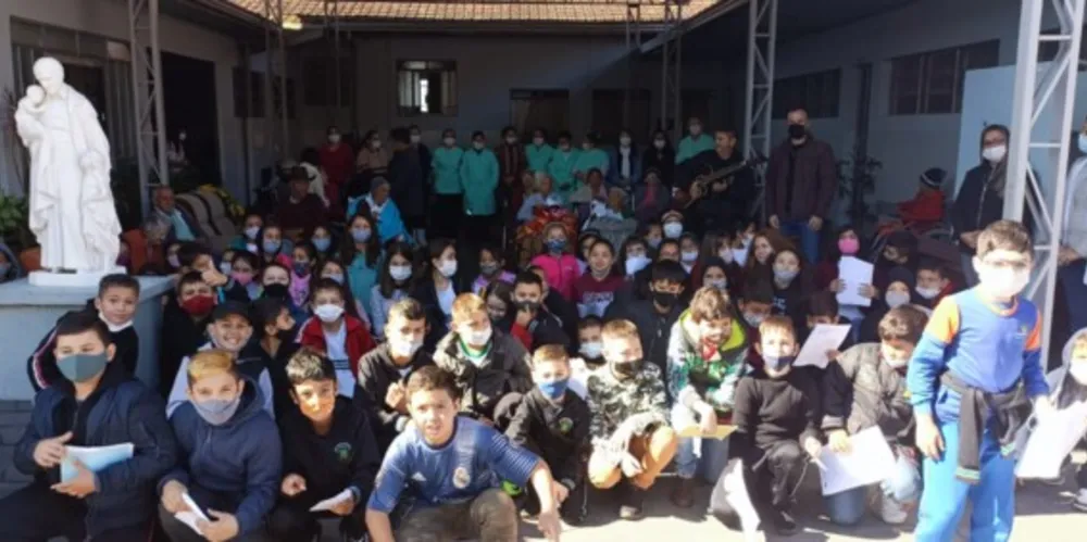 Crianças levaram mensagem de carinho e afeto aos idosos