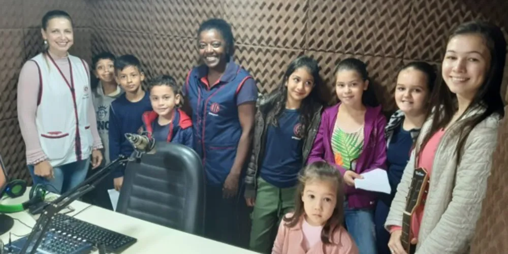 Radialista citou a importância da participação dos alunos, que fizeram uma música em sala