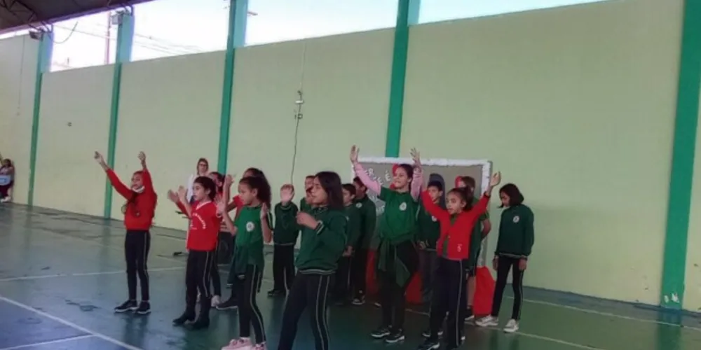 Canção 'Minha mãe', do Balão Mágico, e produções em sala marcaram o trabalho