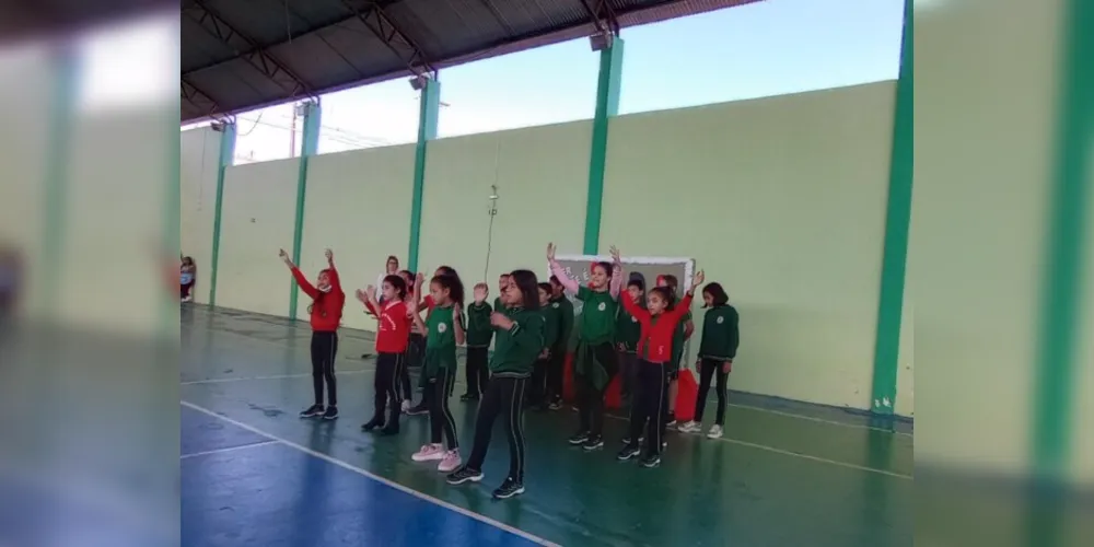 Canção 'Minha mãe', do Balão Mágico, e produções em sala marcaram o trabalho