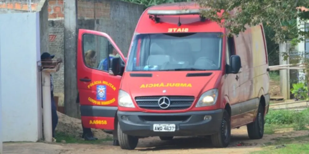 Segundo informações, a vítima estava utilizando um andaime de madeira improvisado