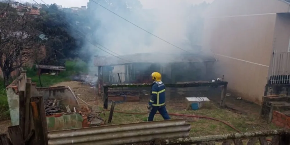 A ocorrência mobilizou equipes do Corpo de Bombeiros na manhã de hoje (11).