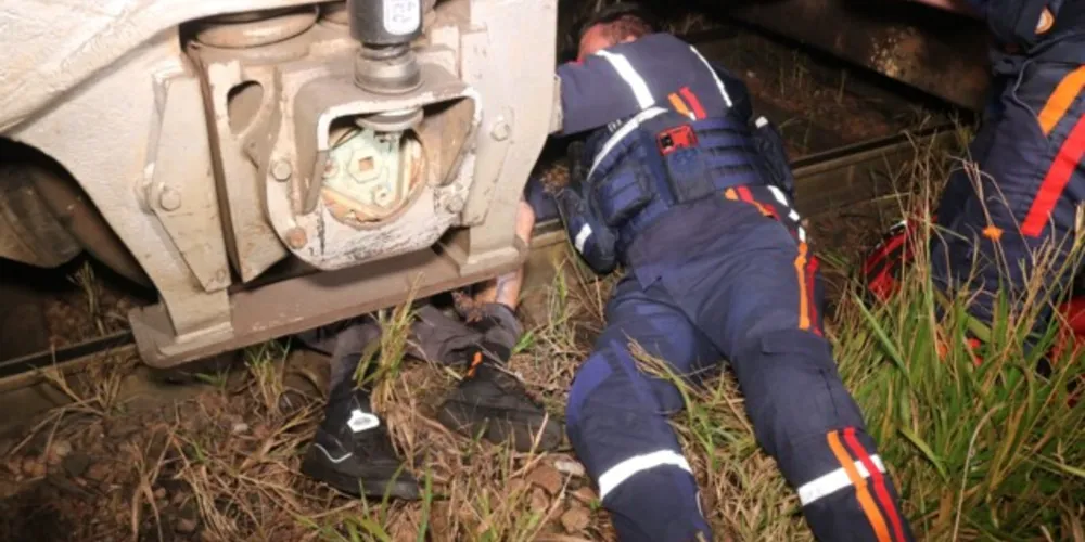 Rapaz que trabalhava como motoboy teve ferimentos graves em uma das pernas