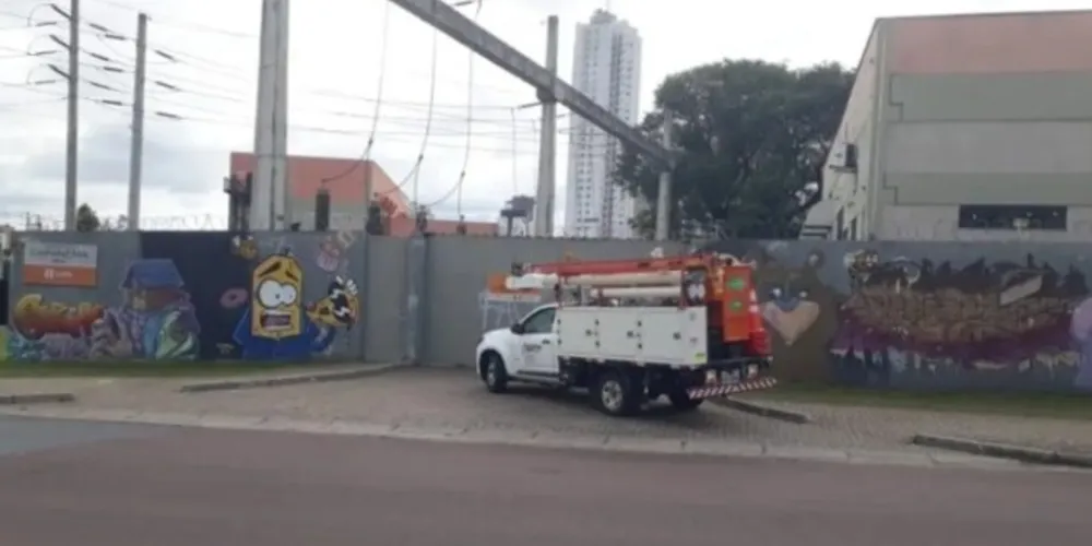 Descarga elétrica aconteceu no final da manhã deste domingo (15), em Curitiba