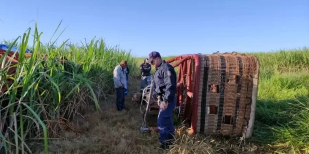 Bombeiros no local da queda de balão