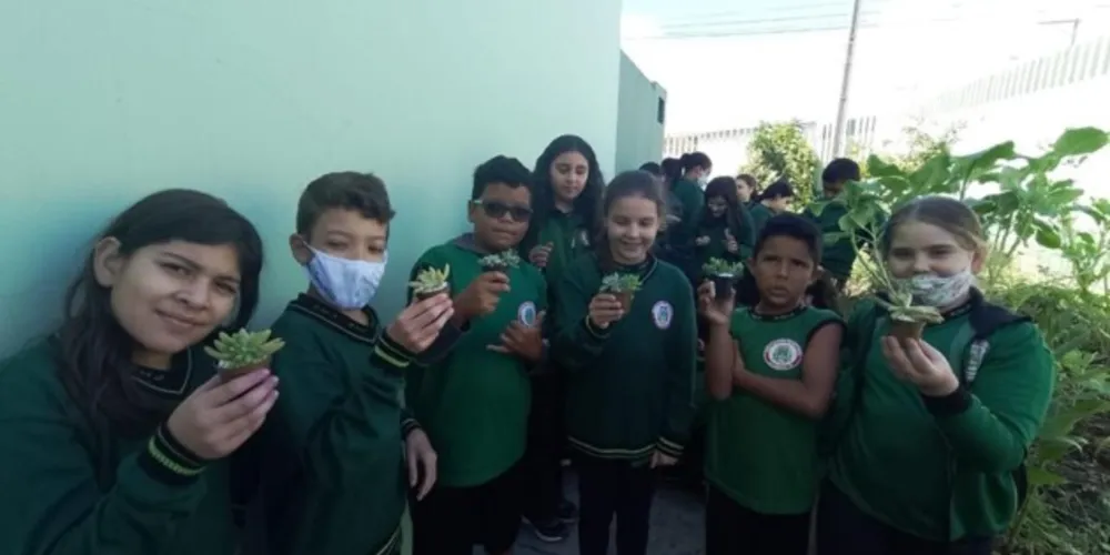 Alunos receberam mudas e entenderam mais sobre aspectos ambientais