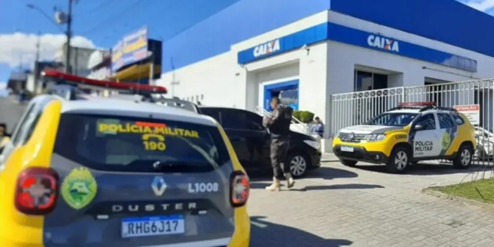 Três assaltantes quebraram um vidro de dentro da agência com uma marreta