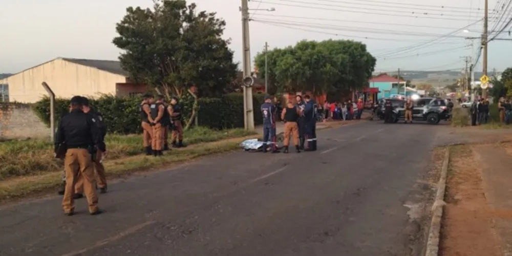 Equipes da Polícia Militar isolaram o local do crime e aguardam a chegada da perícia criminalística