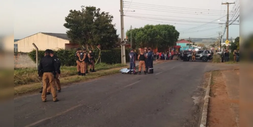 Equipes da Polícia Militar isolaram o local do crime e aguardam a chegada da perícia criminalística