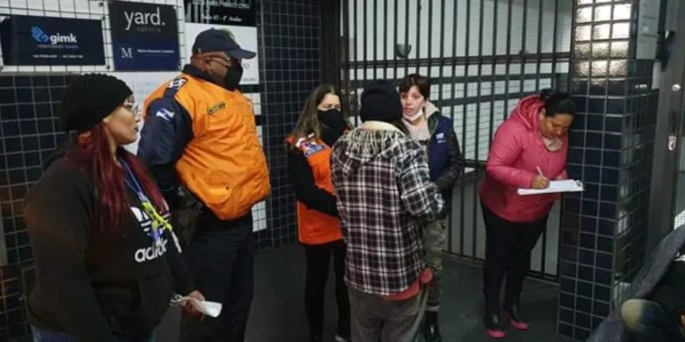 A população pode entrar em contato pelo número do plantão da Abordagem Social (42) 98872 3820.