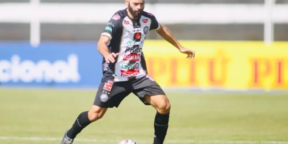 Meia Marcelo, em ação contra o Ituano, deve compor o time titular do Operário novamente nesta quarta-feira (25).