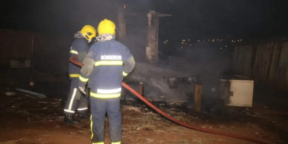 Incêndio foi registrado na noite desta terça-feira (24) na vila Neri.