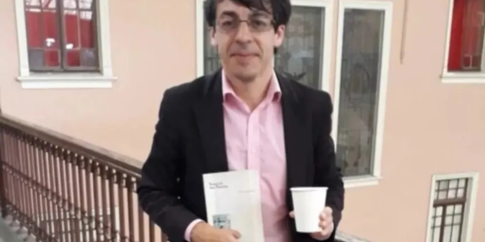 Alunos das escolas onde o professor dava aula fizeram homenagens de despedida nesta quarta-feira