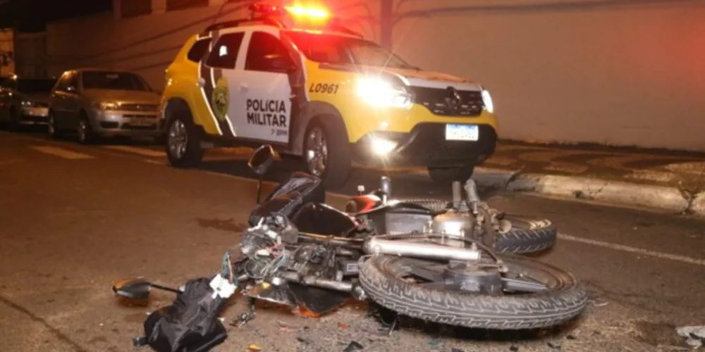 Acidente foi registrado na  na Rua Ayrton Plaisant, no centro de PG