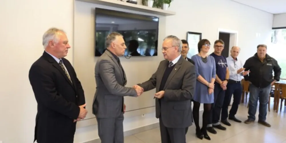 O presidente da Fiep, Carlos Martins Pedro, esteve presente no evento e cumprimentou o novo presidente do sindicato