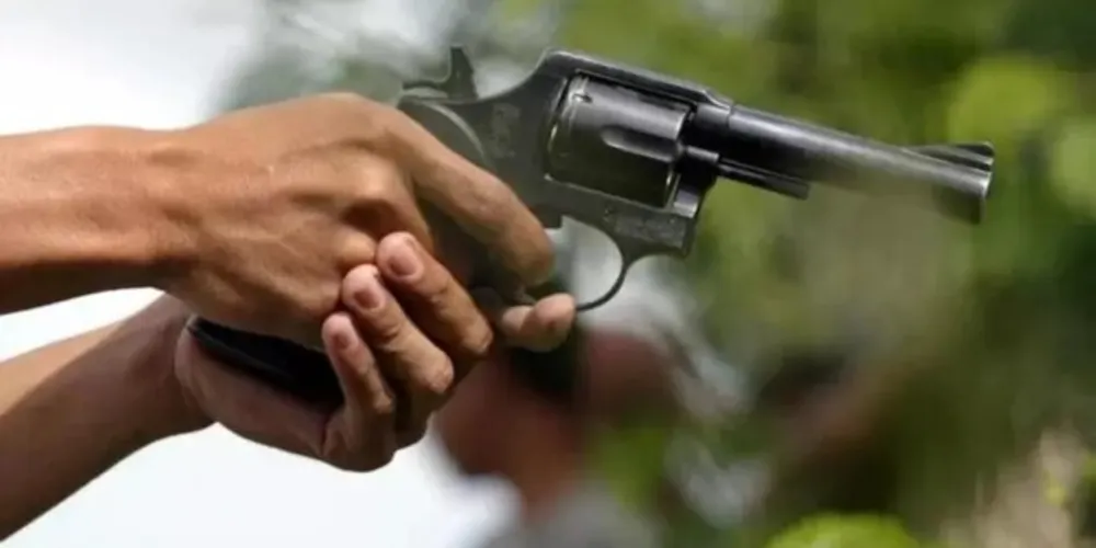 Um servidor da escola viu o armamento, um revólver calibre 38, e avisou a direção do estabelecimento, que chamou a PM