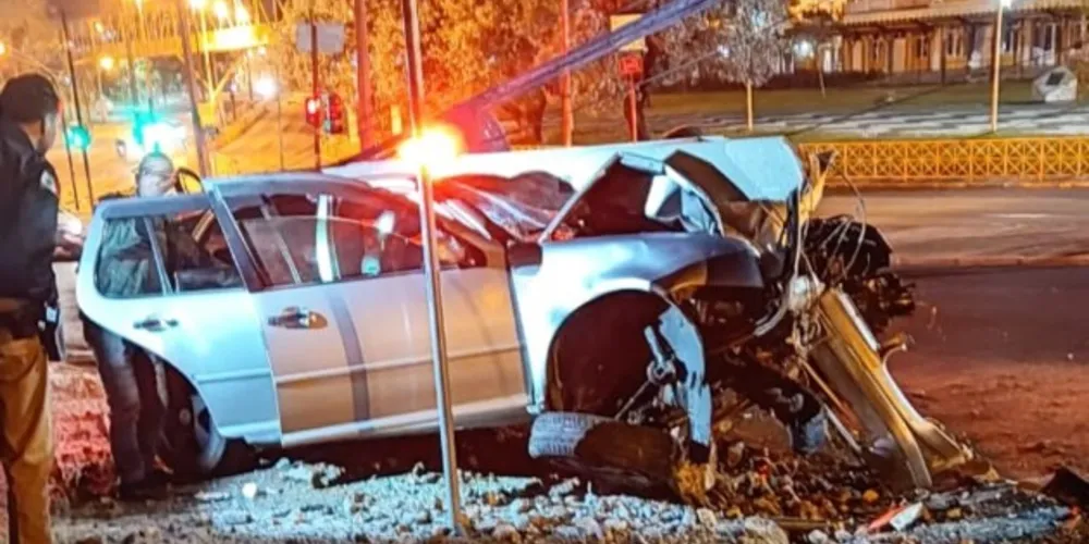 O veículo, um VW Golf, ficou com a frente destruída após o impacto