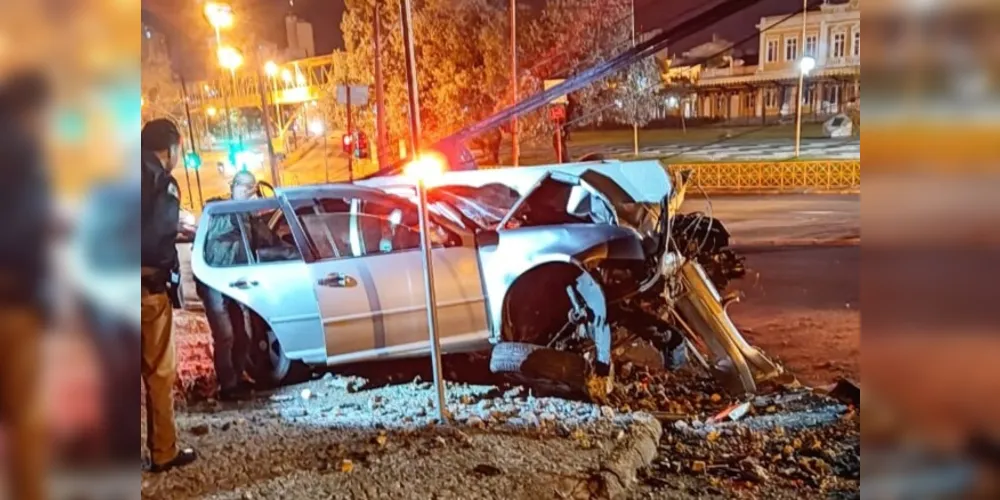 O veículo, um VW Golf, ficou com a frente destruída após o impacto