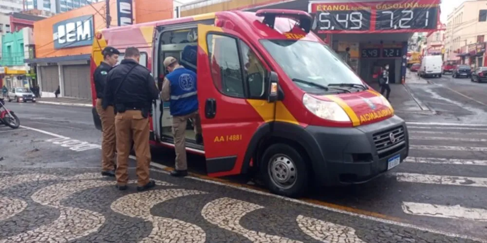 Homem fica ferido após briga generalizada em praça de PG