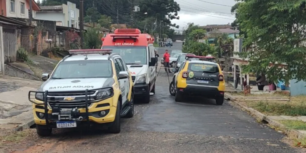 Vítima foi surpreendida por dois homens que invadiram a casa e atiraram contra o adolescente de 16 anos