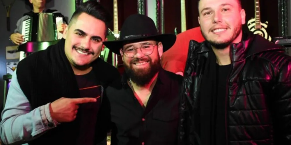 A dupla Kelvin e Kauan ladeiam o cantor Santyago.