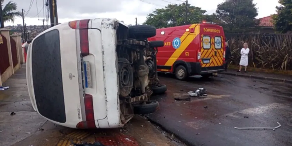 Acidente ocasionou o capotamento de van nesta quarta-feira (1), em Ponta Grossa.