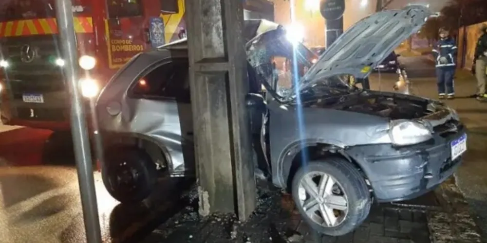 O banco do passageiro ficou totalmente destruído após o forte impacto