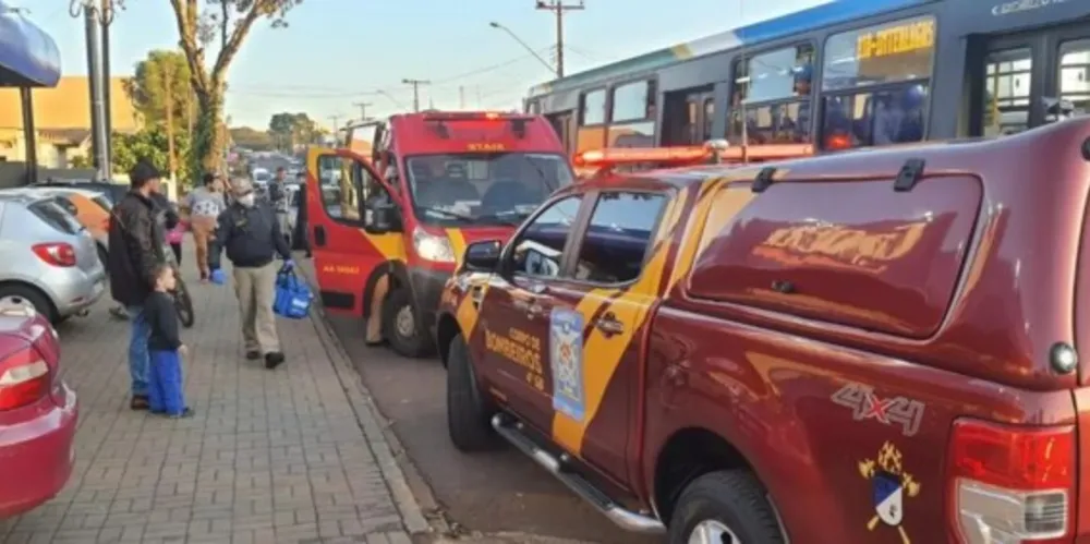 Criança saiu da escola, atravessou a rua para e foi atropelada pela professora