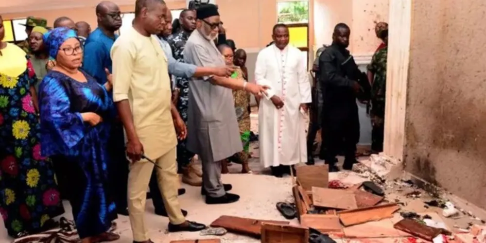 Mídia local disse que homens armados atiraram contra os fiéis e detonaram explosivos na igreja