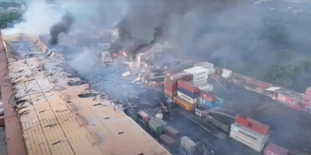 Densa fumaça sobe de uma região portuária atingida pelo incêndio