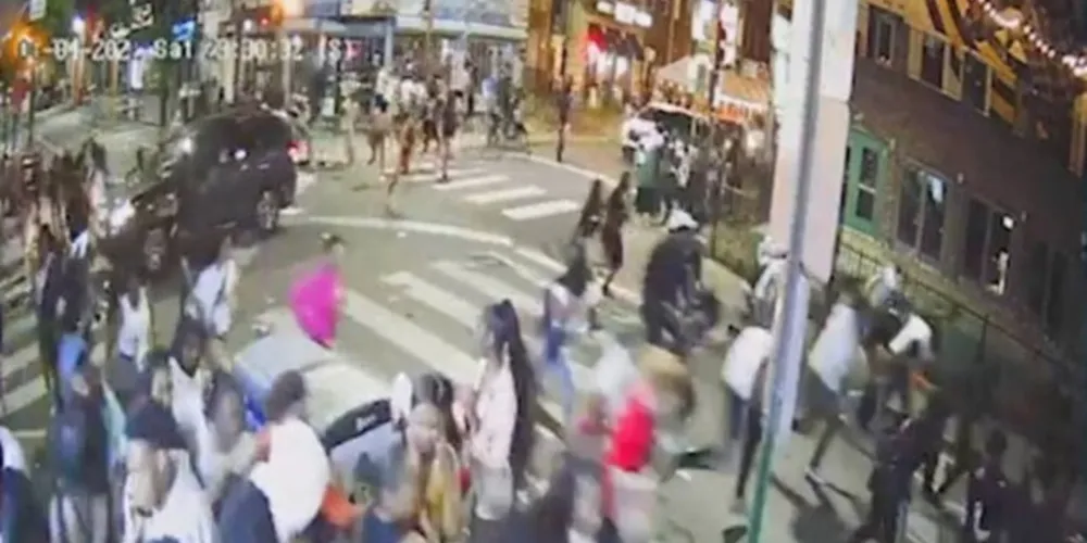 Uma câmera de segurança captou o exato momento em que os tiros aconteceram