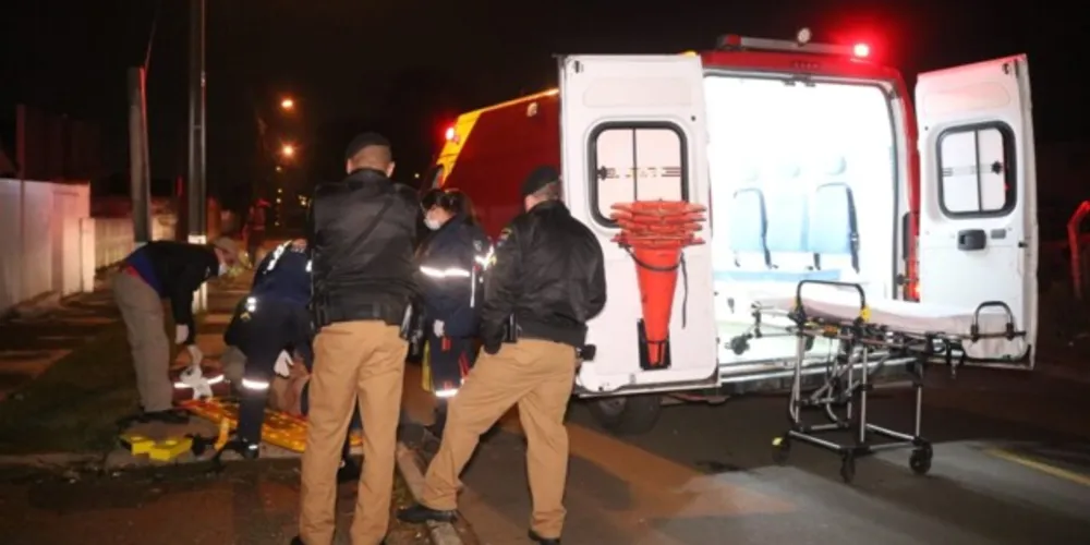 A vítima de 35 anos foi atendida por socorristas do Corpo de Bombeiros e encaminhada para o Hospital Regional