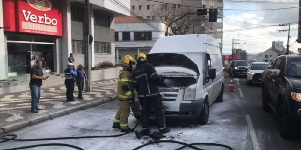 Equipe do Corpo de Bombeiros foi acionada até o local para conter as chamas