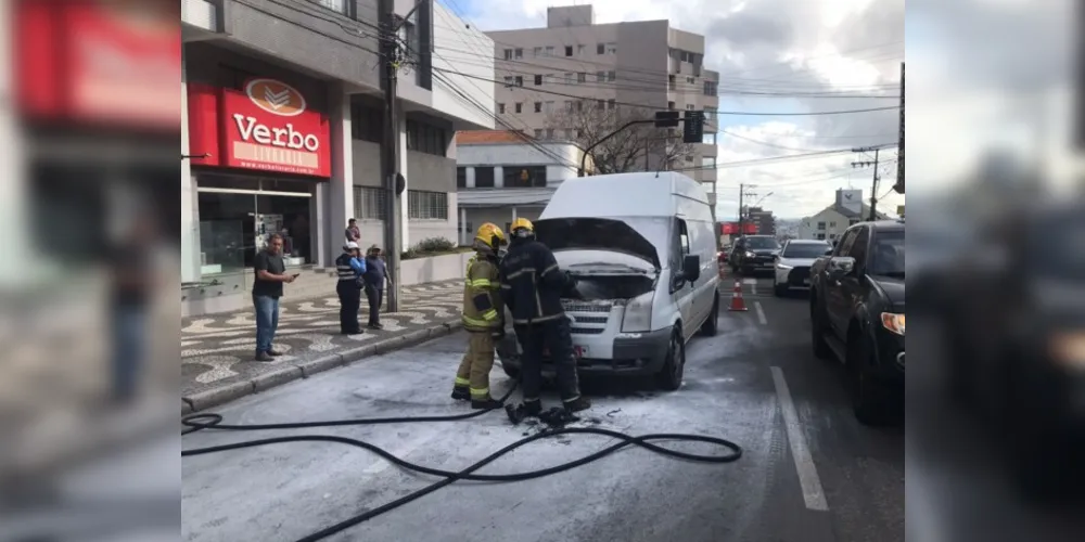 Equipe do Corpo de Bombeiros foi acionada até o local para conter as chamas