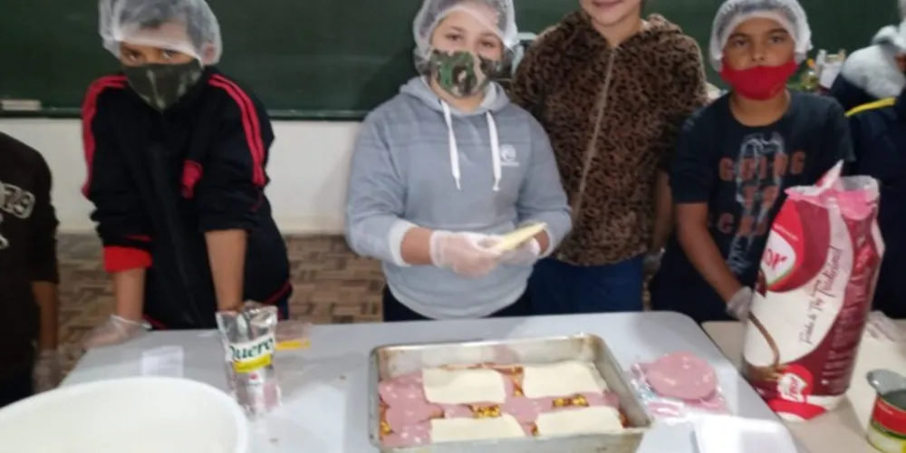 Fotos mostram alunos colocando 'a mão na massa', o resultado e a avaliação dos pais