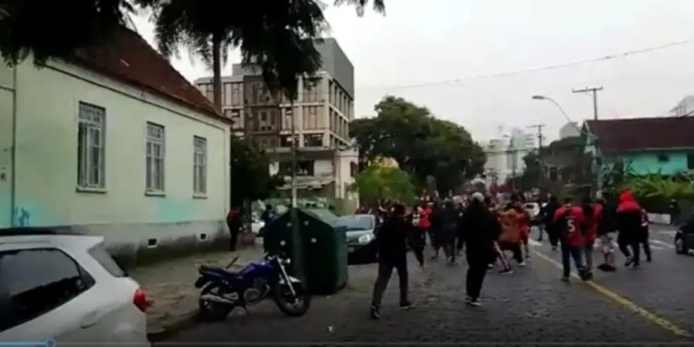 A confusão começou quando um ônibus da torcida athleticana chegou para acompanhar a partida