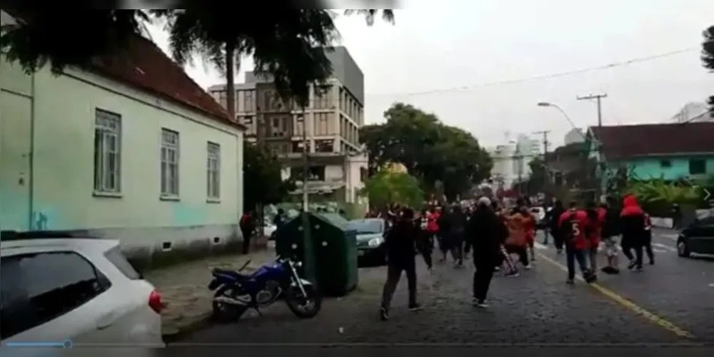 A confusão começou quando um ônibus da torcida athleticana chegou para acompanhar a partida