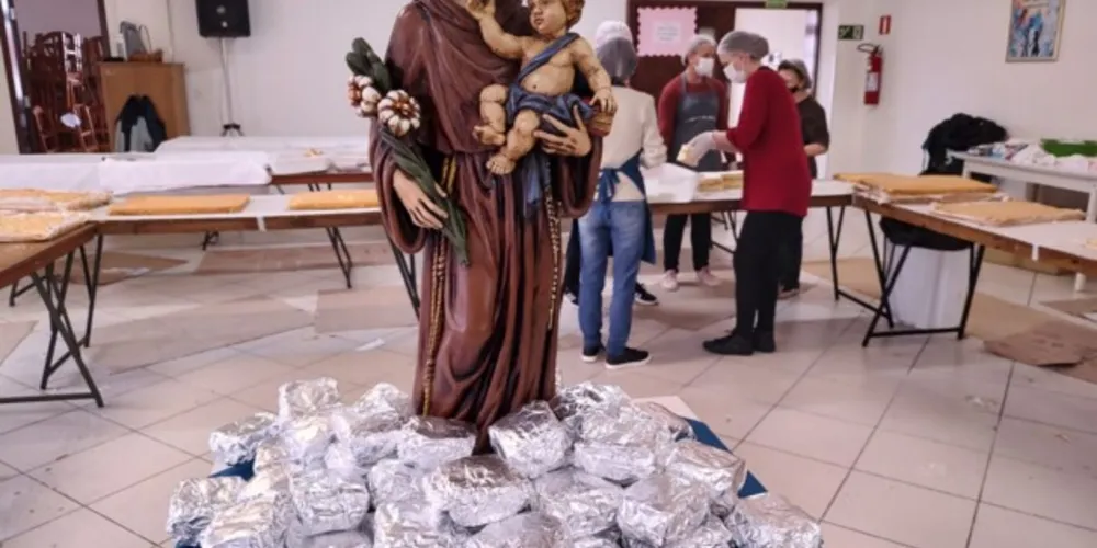 A expectativa é que seja possível atender todos os interessados, já que neste ano o número de pedaços de bolo é superior ao do ano passado.