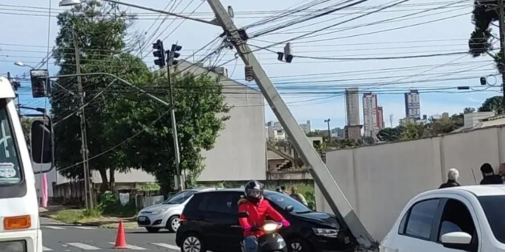 Acidente aconteceu no início da tarde deste sábado