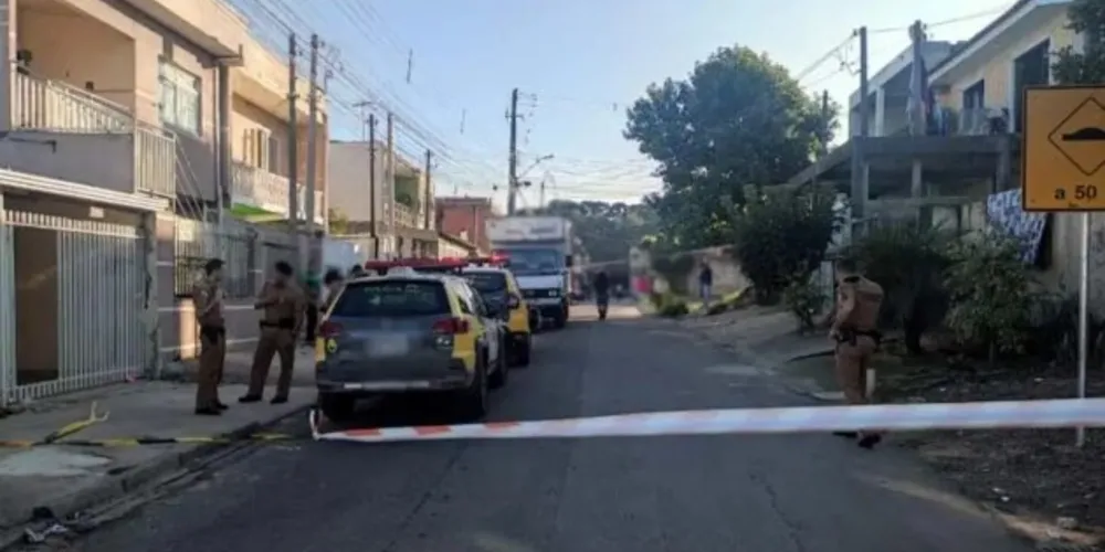 Segundo a polícia, a vítima foi surpreendida dentro da residência. Uma mulher estaria entre a dupla suspeita