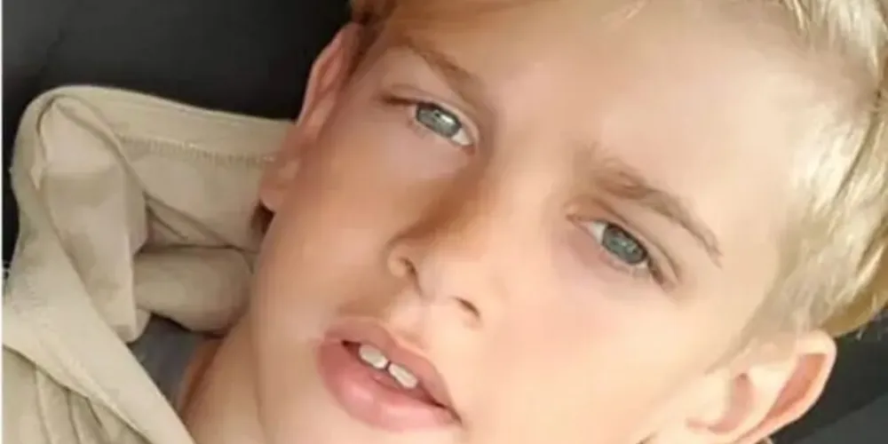 Garoto de 12 anos, foi encontrado inconsciente em sua casa na Inglaterra