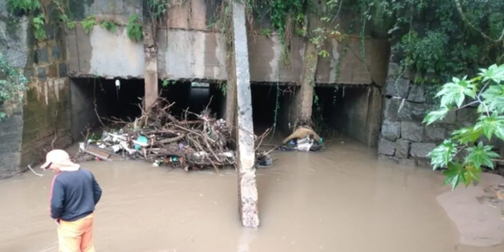 Somente do arroio da Ronda foram retiradas 7 toneladas de resíduos.
