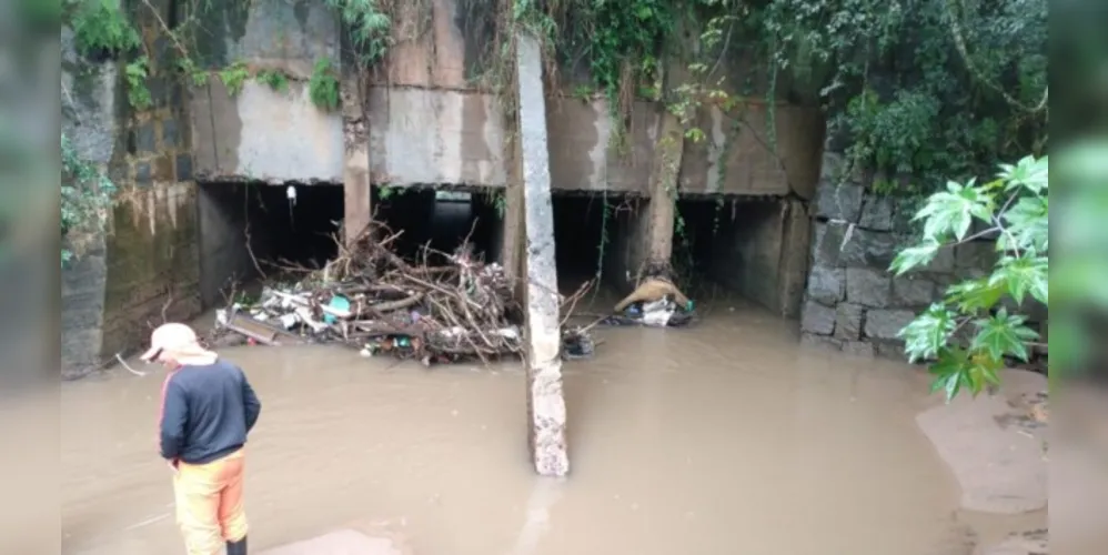 Somente do arroio da Ronda foram retiradas 7 toneladas de resíduos.