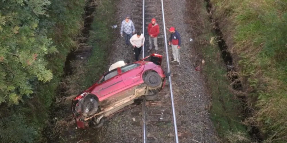 O carro caiu em cima da linha férrea que passa pelo local.